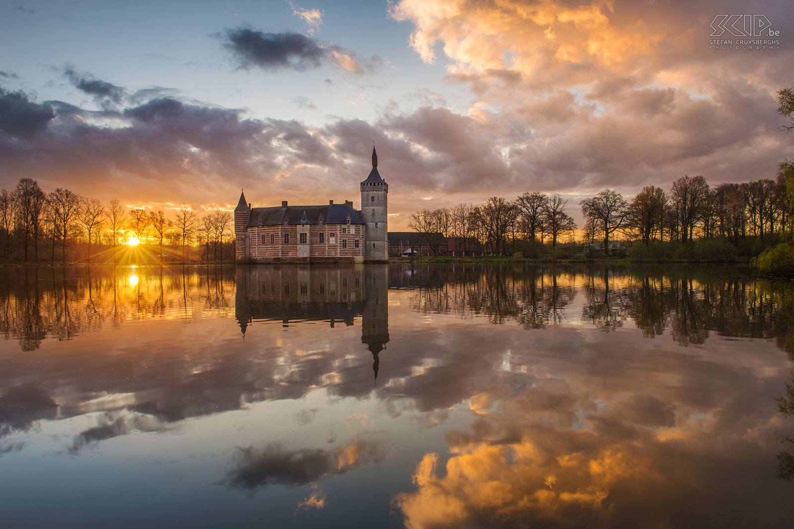 Sint-Pieters-Rode - Zonsopgang kasteel van Horst In de 13de eeuw bouwden de Heren van Horst een hoeve en in de 15e bouwde ridder Pynnock het om tot een versterkte waterburcht. In de loop der eeuwen werd het kasteel uitgebreid of zelfs gedeeltelijk verwoest. In de 17de eeuw werd het wagenhuis met stallingen bijgebouwd voor de koetsen. Herita vzw zorgt nu voor de restauratie en de bescherming van dit cultureel erfgoed. Stefan Cruysberghs